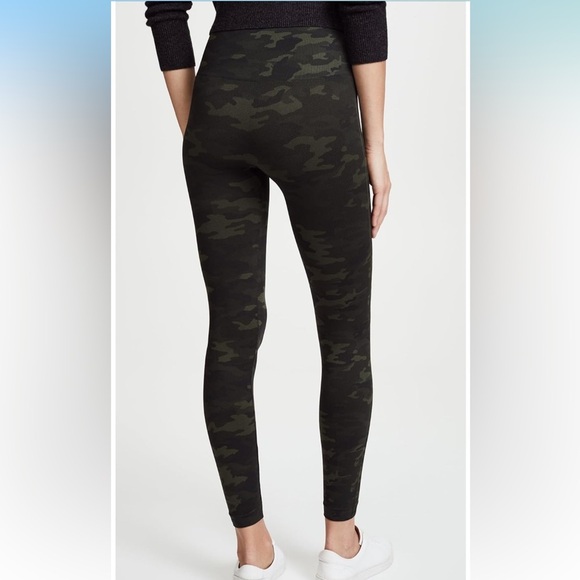 SPANX‎ Women's Seamless Camo Leggings, Green Camo, Size Medium - Picture 1 of 11